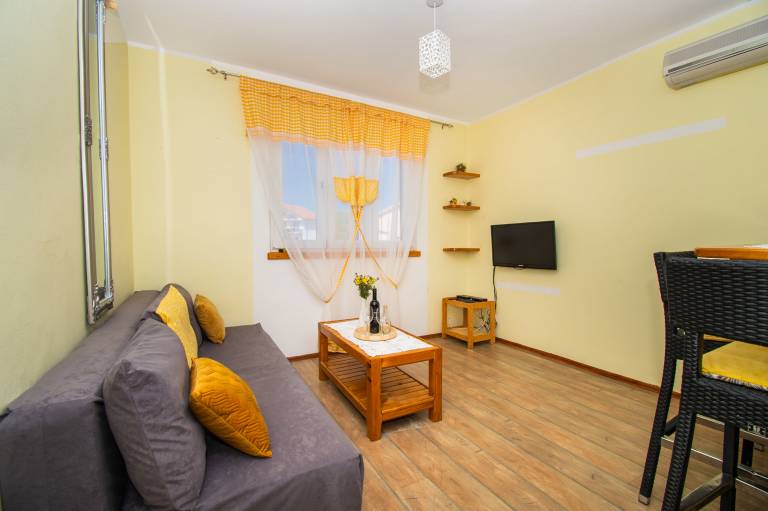 Apartment with yard, BBQ & terrace | Garden view — photo 3