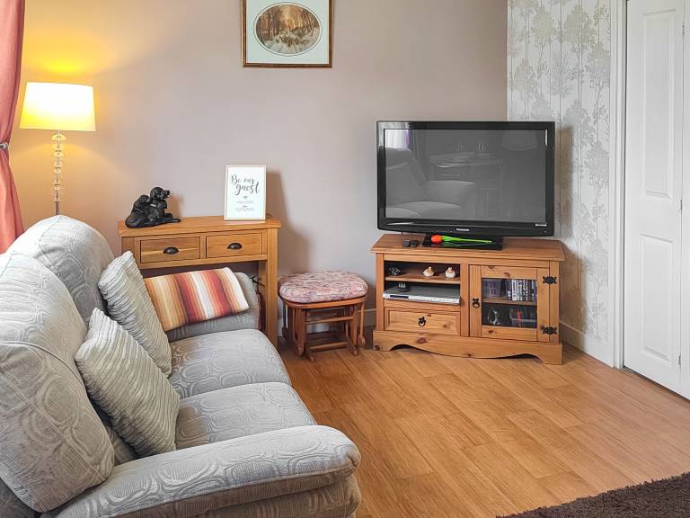 Cottage with yard — photo 2