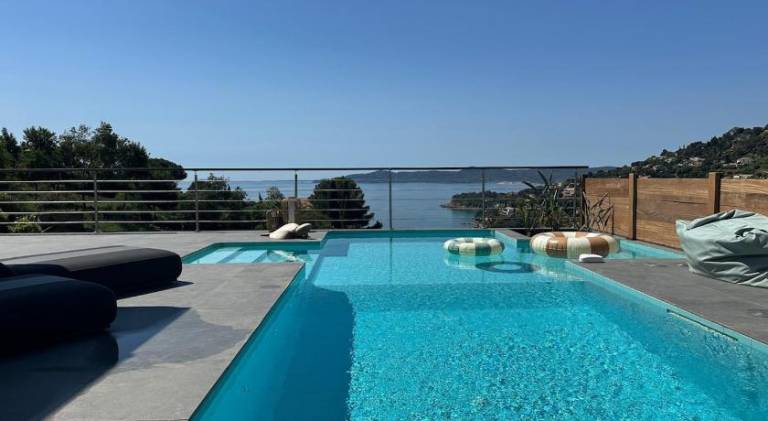 Rental apartment with barbecue, terrace & private pool in Le Lavandou