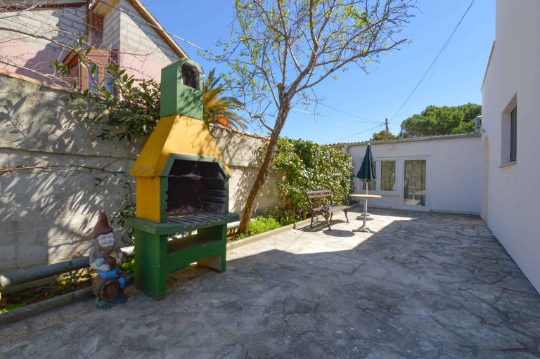 Nice vacation home with patio, yard & grill | Pet-friendly — photo 2