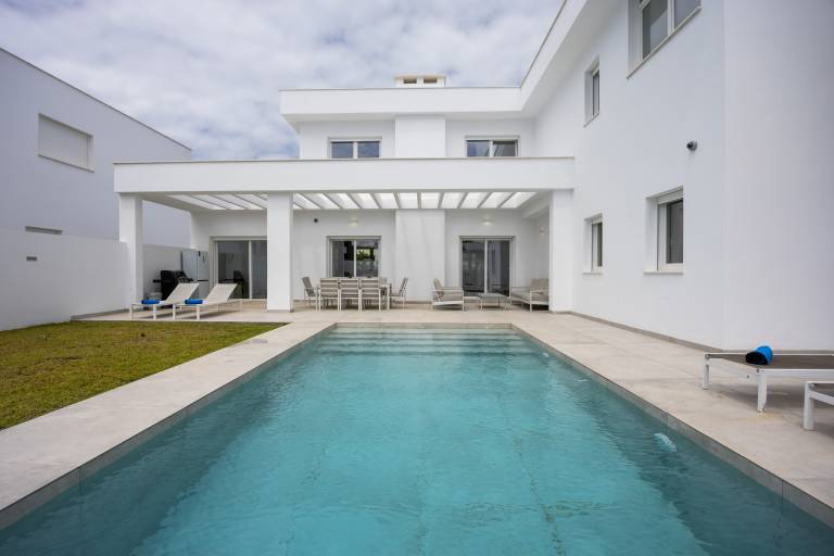 Villa with garden, private pool & fast internet | River view in Chiclana de la Frontera