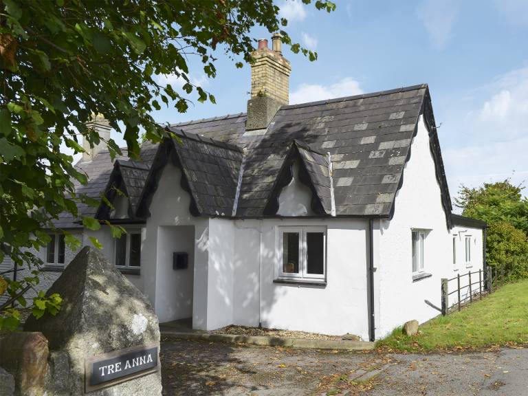 Cottage with yard & barbecue in Caernarfon