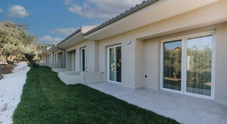 Apartment with yard & patio | Beach nearby | Dogs allowed — photo 4