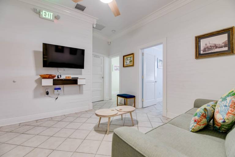 House with pool | Close to Mallory Square — photo 2