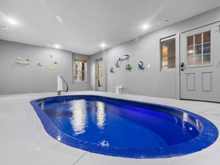 NEW Luxury GBurg Cabin Private Pool-Theater-Games- Hot Tub in Gatlinburg, TN
