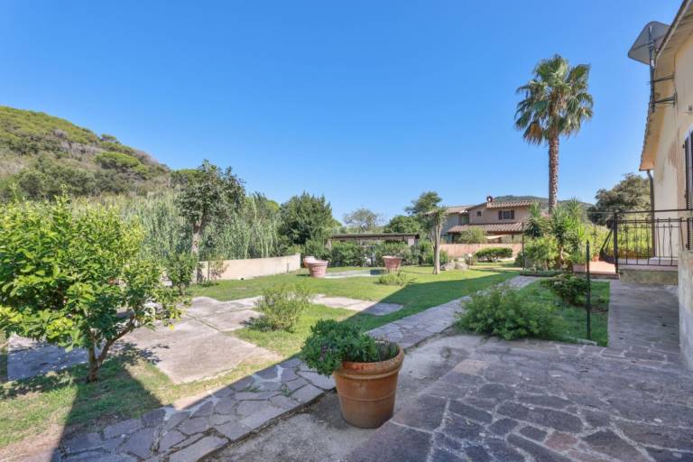 Villa with yard — photo 3