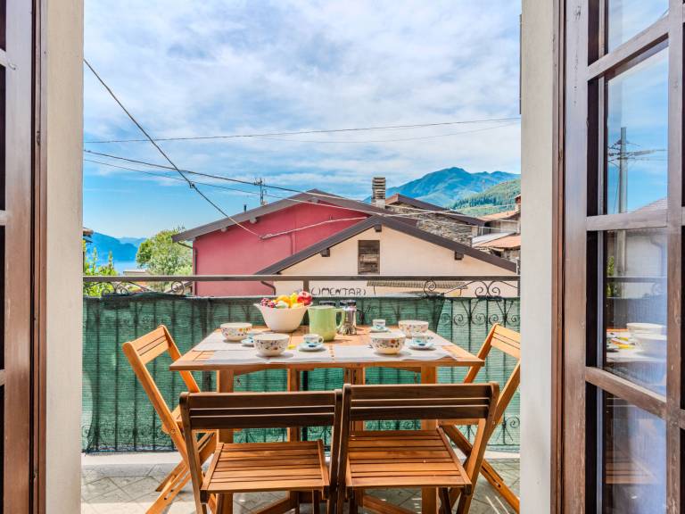Child-friendly holiday apartment with garden, grill & terrace | Pet-friendly in Gravedona