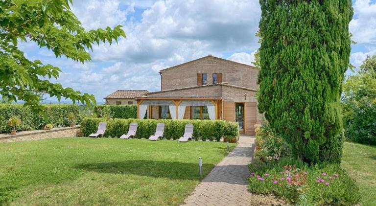 Villa with garden, hot tub & barbecue in Siena