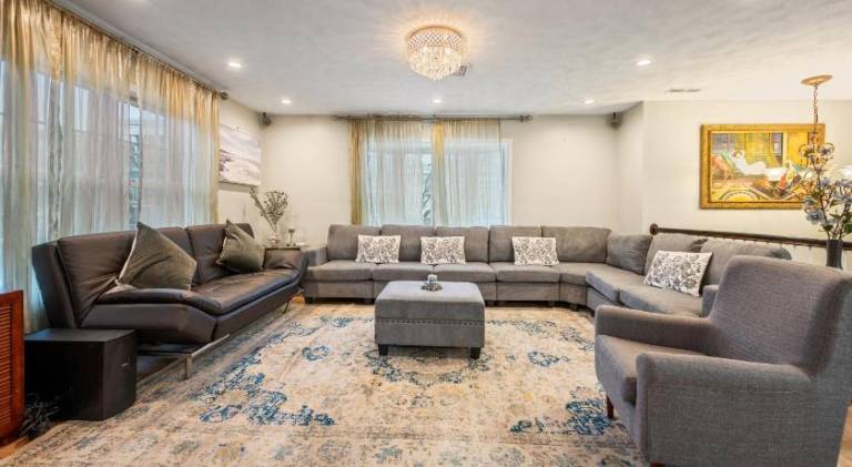 Charming Boston Retreat 3BR Parking Perfect for Families & Groups — photo 4