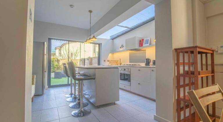 Lovely vacation home with yard | Close to the beach | Pet-friendly — photo 2