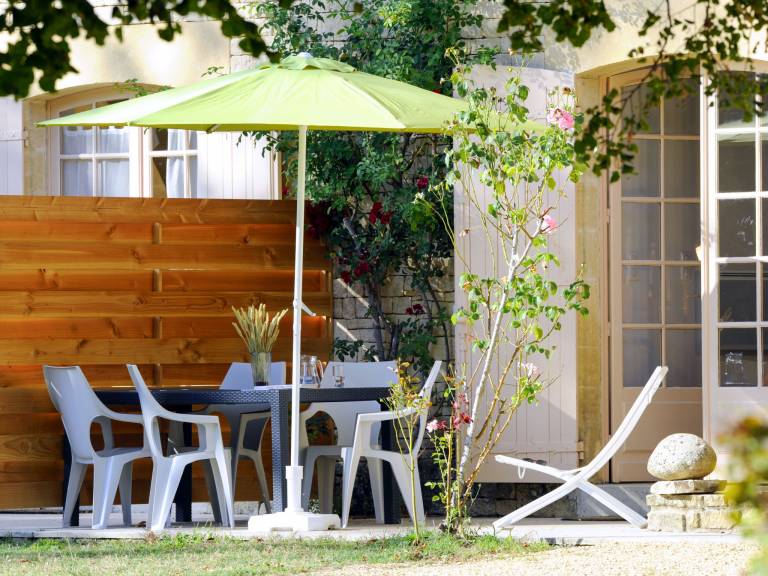 Holiday apartment with garden, pool & grill — photo 3