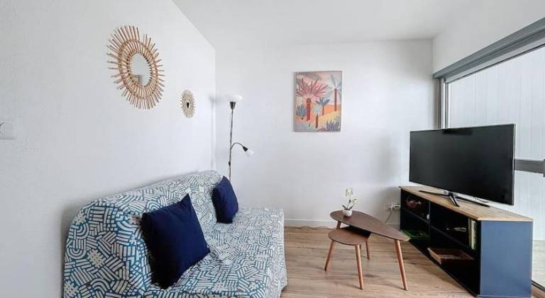 Apartment with pool — photo 5