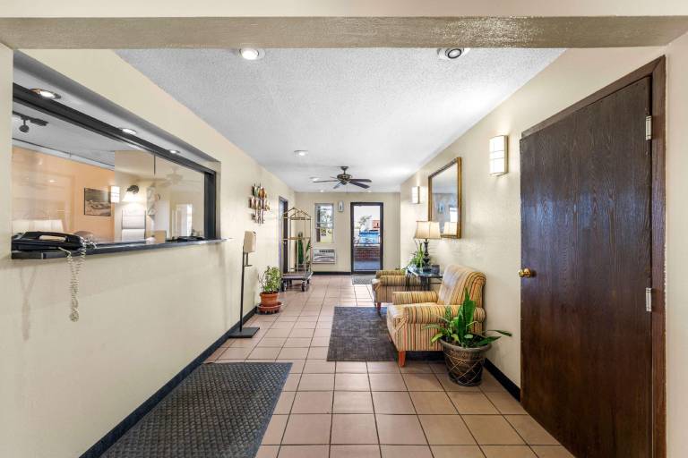 Americas Best Value Inn Decatur, IL — photo 3