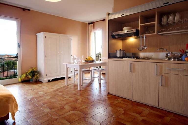 Apartment with terrace & yard | Pet-friendly — photo 4