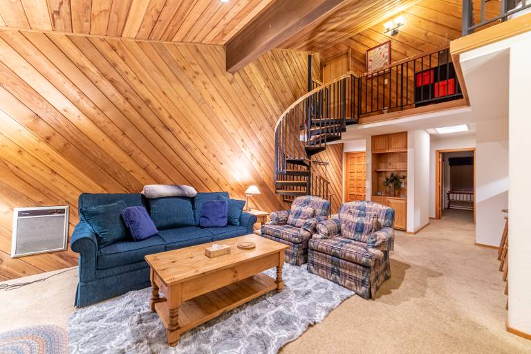 Snowcreek 1+Loft Corner, Upstairs, Mtn Views & WIFI, Apple TV in Mammoth Lakes, CA