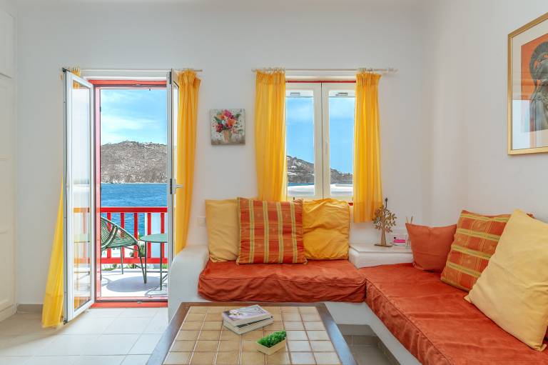 Child-friendly holiday apartment with barbecue, yard & terrace | Beach view | Pet-friendly in Mykonos