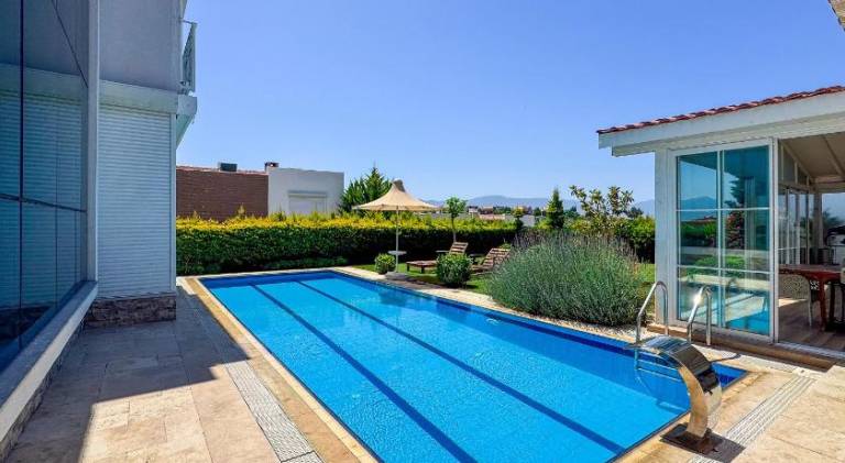 Vacation home with private pool, terrace & yard — photo 5
