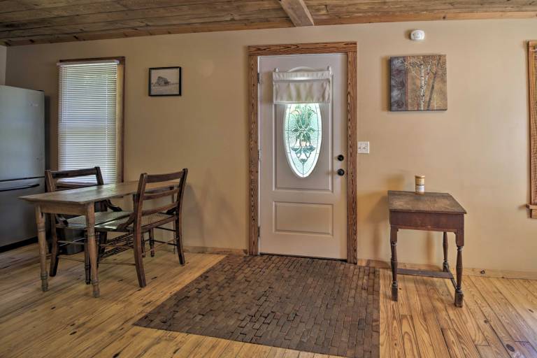 Pet-Friendly Cottage w/ Fire Pit - 3 Mi to SIU! — photo 4