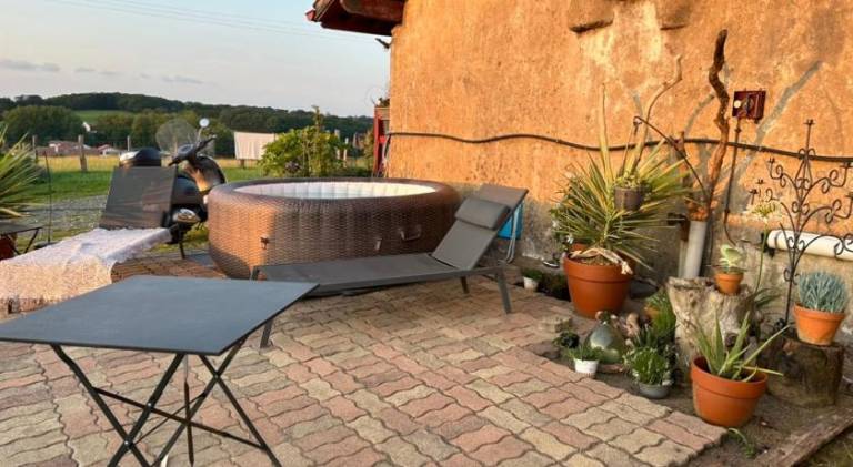 Holiday apartment with hot tub, garden & patio in Bidart