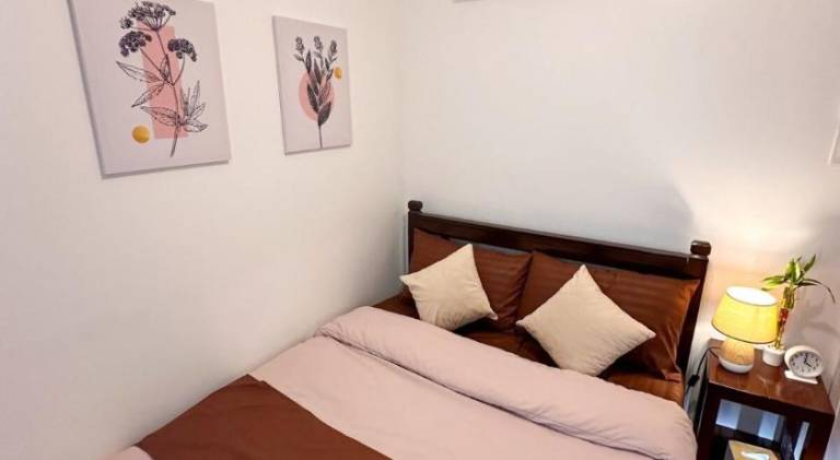 Room with Queen Bed For Couple 7 mins away to Canigaran Beach 10mins away to Airport 5mins away from — photo 2