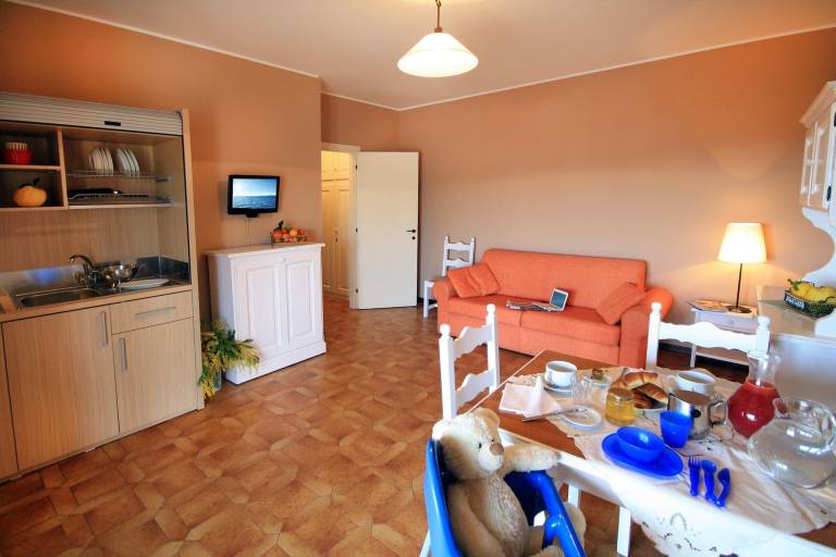 Apartment with terrace & yard | Pet-friendly — photo 3