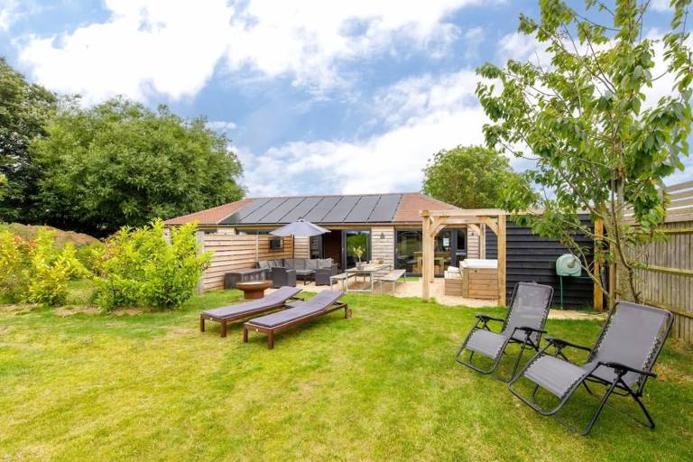 Rural Lodge Retreat with Hot Tub
