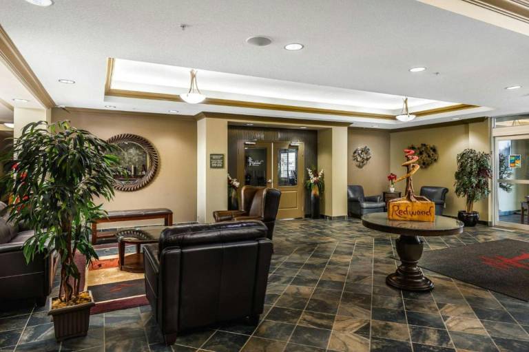 REDWOOD INN AND SUITES — photo 4
