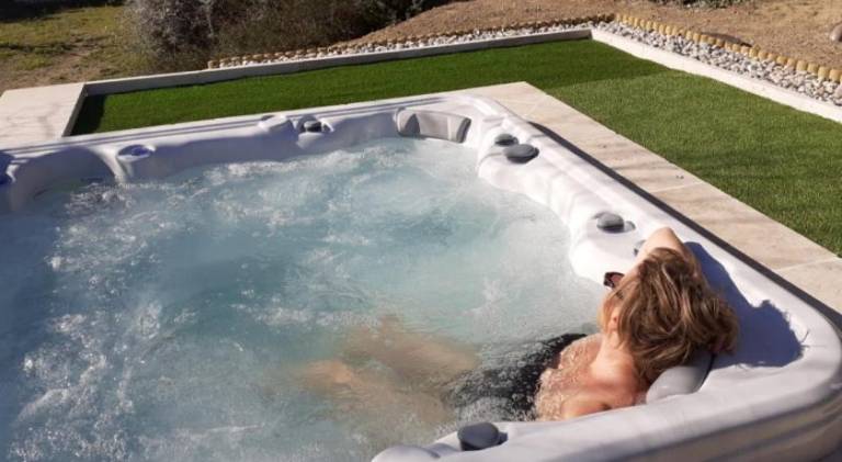 Vacation home with jacuzzi & pool — photo 4