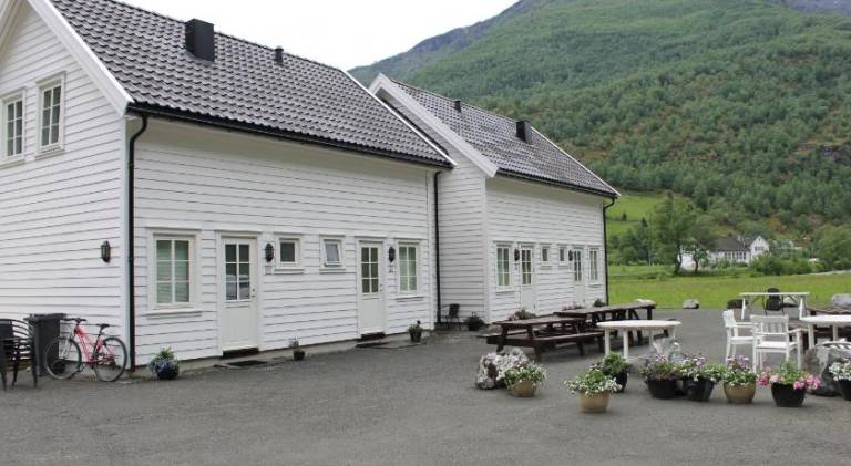Rental apartment with barbecue, garden & patio in Aurland