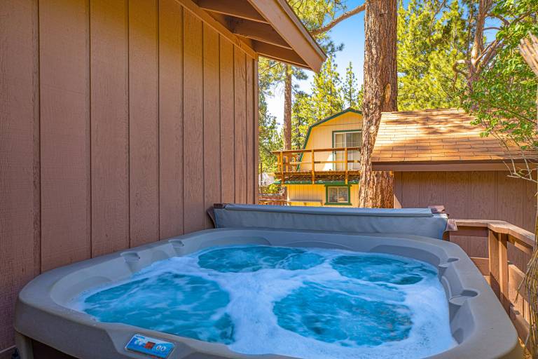 Country Club Cabin Fenced Yard, Dog-friendly cabin in heart of Big Bear with hot tub. — photo 2
