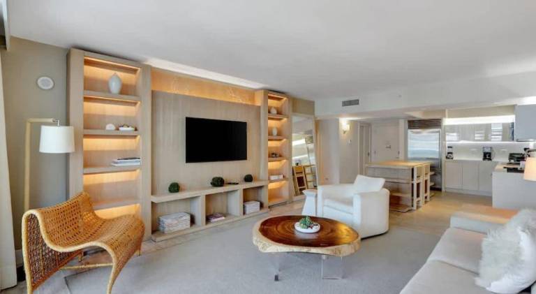 Apartment with pool | Near Miami Beach Botanical Garden — photo 2
