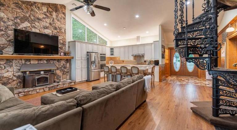 Vacation home with jacuzzi — photo 2