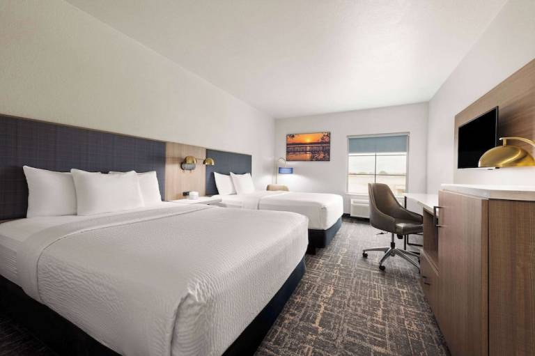 La Quinta Inn & Suites by Wyndham Ft Worth Forest Hill TX