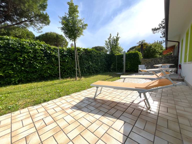 Villa with garden | Garden view — photo 4