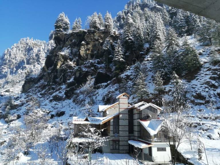 Villa with yard | Water view in Manali