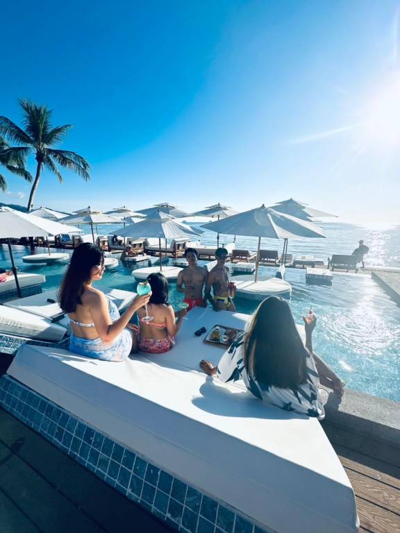 Miracle BeachClub With free Luxury Sunbeds&credit in Ko Chang