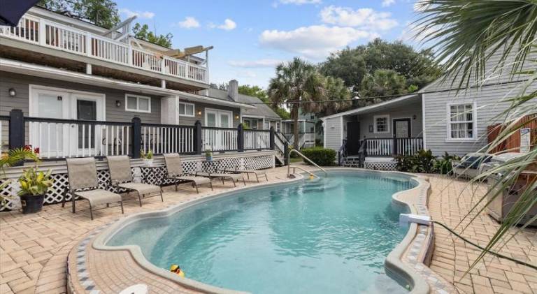 Vacation home with pool | Pets allowed — photo 3