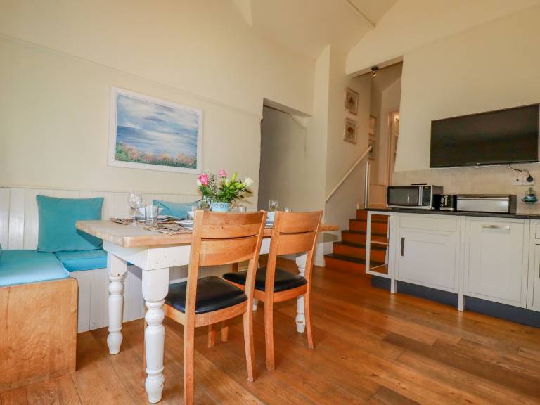 Cottage with barbeque & yard | Beach view — photo 4
