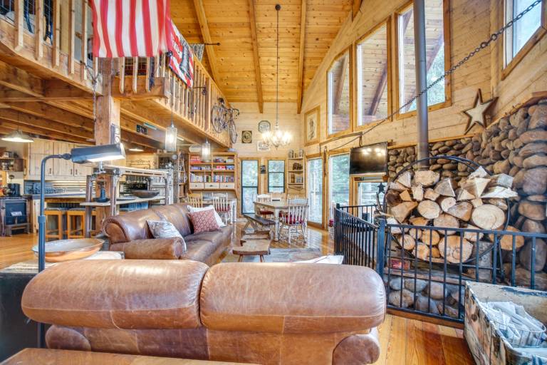 ‘Roots Rustic Retreat:’ Tree-Lined Cabin in McCall — photo 5