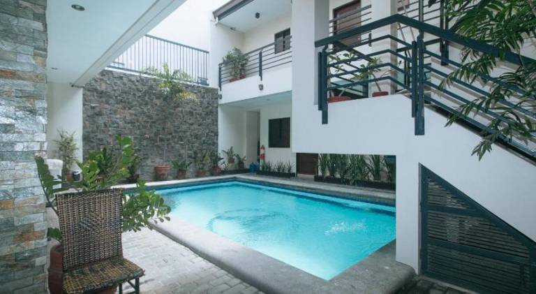 Serviced apartment with patio & pool | Dogs allowed — photo 2