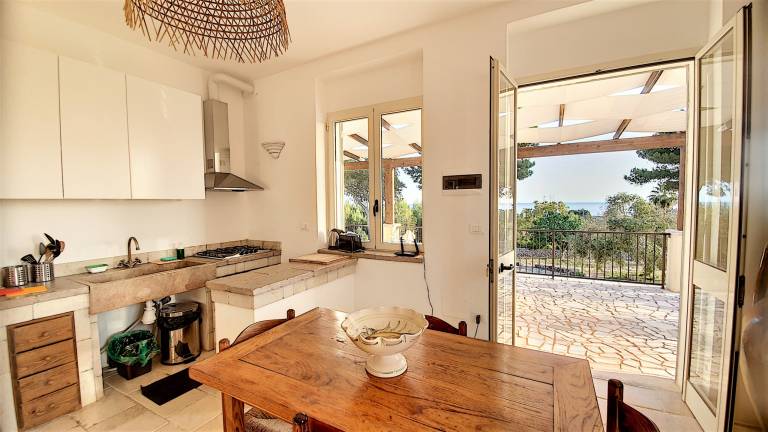 Villa with terrace, BBQ & private pool | Beach view — photo 5