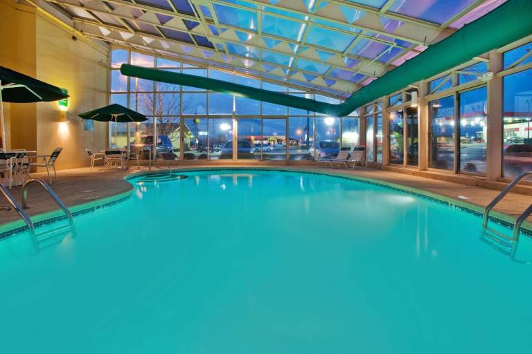 La Quinta Inn & Suites by Wyndham Springdale — photo 2