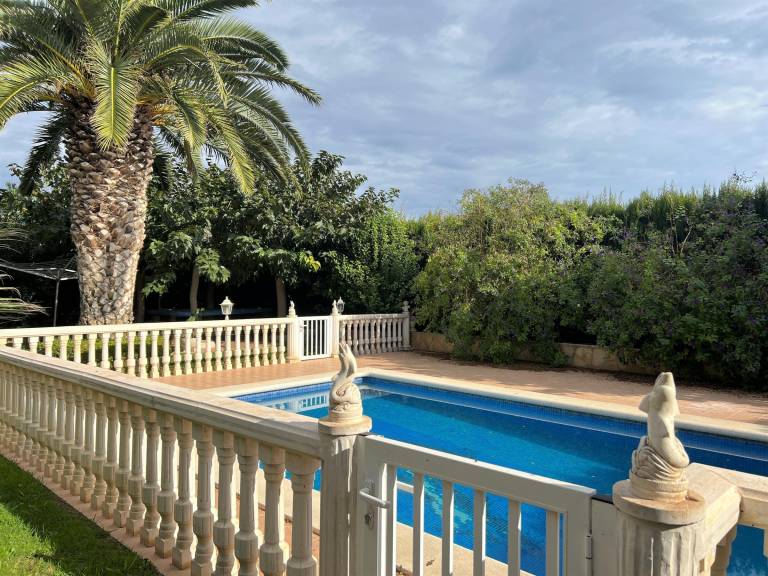 Cozy Villa with Pool, Garden, BBQ, A/C & WiFi Near Beach - Pet Friendly — photo 2