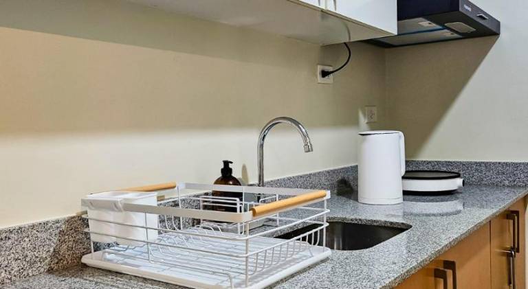 Serviced apartment with patio, pool & garden | Pets allowed — photo 5