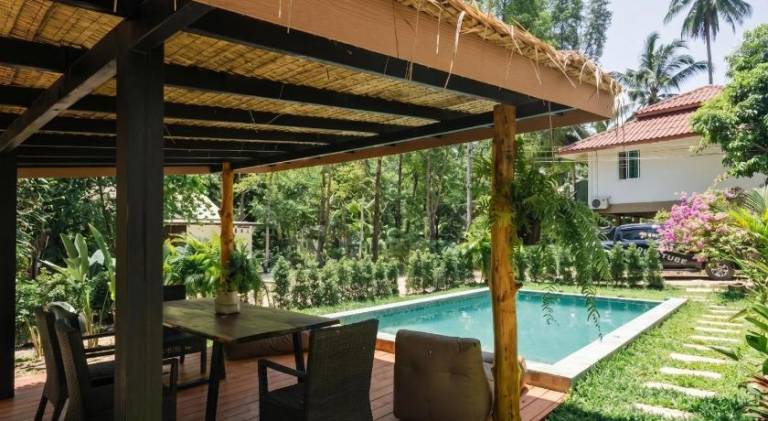 Villa with pool — photo 4