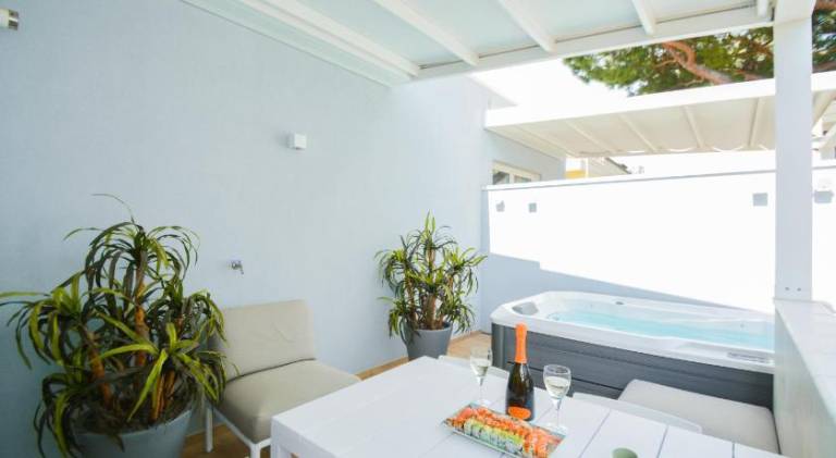 Serviced apartment with private pool, hot tub & patio | Close to the beach | Pets are welcome — photo 5