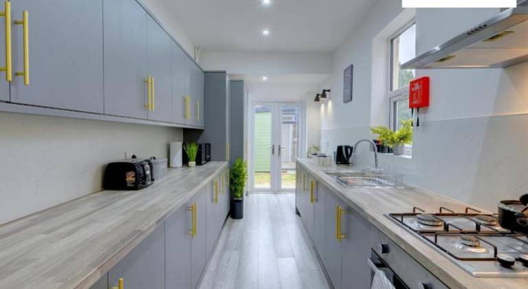 5 Bedroom - 5 Ensuite Baths, Sleeps 10, Near City Centre, with Free Wi-Fi, Garden - Family Stay - Bu — photo 3