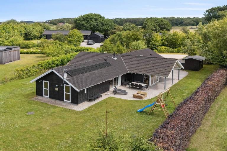 Fully equipped vacation home with yard, jacuzzi & BBQ | Pets are welcome — photo 2