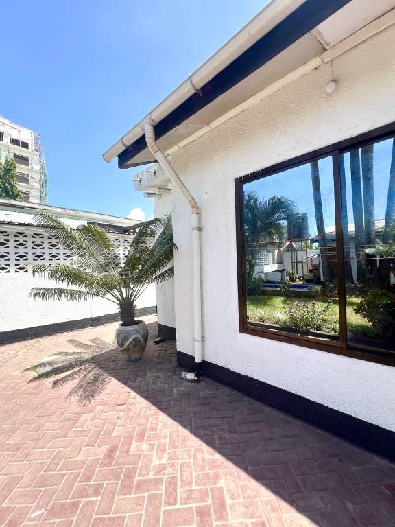 Vacation home with private pool, barbecue & yard — photo 3