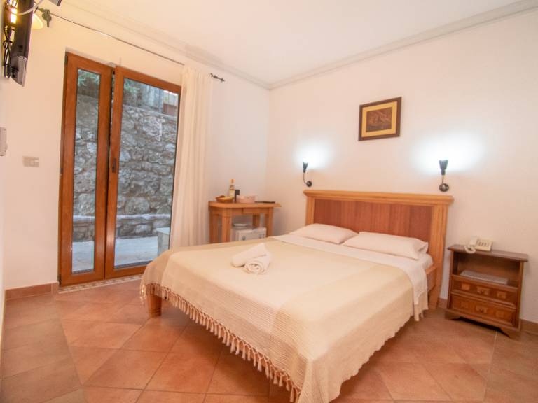 Dedicated room with patio & pool | Water view — photo 2